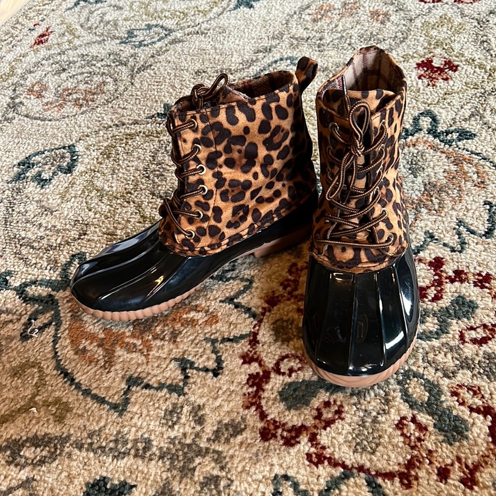 Super cute rain boots. Size 8.5. Super warm and stylish